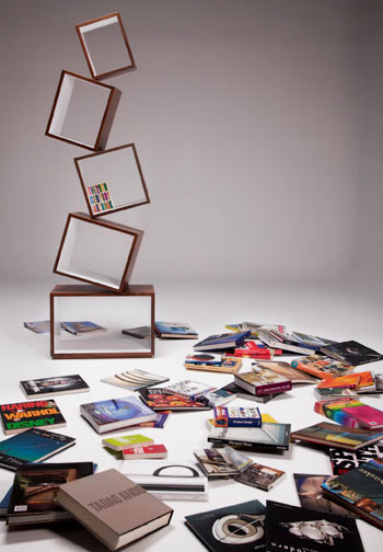 Das schwebend-gestapelte Bücherregal Equilibrium_bookcase_04 