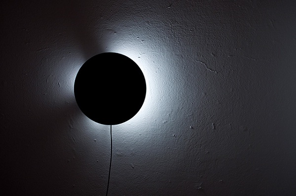 Sonnenfinsternis-Uhrlampe Movement_of_a_Moment_01 