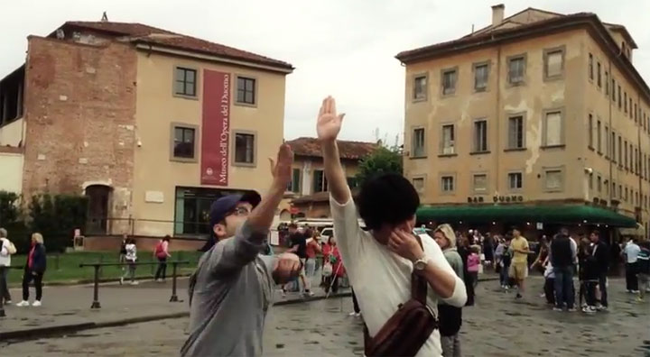 High-Five-Fotobombing am schiefen Turm von Pisa pisahighfive 