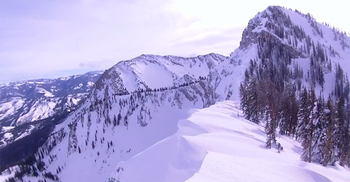 Doppeltes Wahnsinnsglück: Schneemobil & Auto snowmobile_near_cliff 