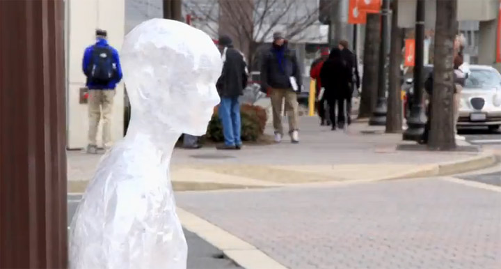 lebensgroße Tape-Skulptur tape_Mark_Jenkins 