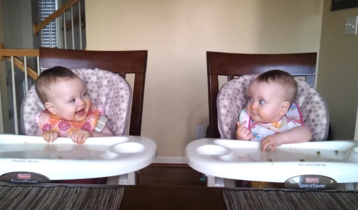 Zwillingsbabies rocken das erste Mal ab twinbabies_dancing 