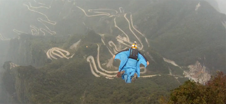 Wingsuit-Action in China wingsuit_Tianmenshan 