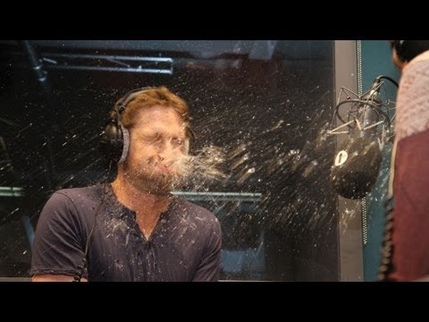 Gerard Butler prustet vor Lachen sein Wasser aus lyteCache.php?origThumbUrl=https%3A%2F%2Fi.ytimg.com%2Fvi%2F1_YDBOtp0kw%2Fhqdefault 