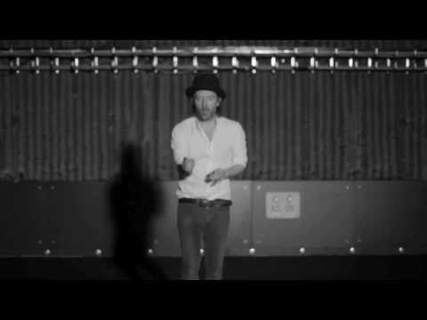 Thom Yorke tanzt zu allem Scheiß lyteCache.php?origThumbUrl=https%3A%2F%2Fi.ytimg.com%2Fvi%2F6JQhZSTgonM%2Fhqdefault 