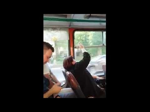 Stummer Streit ums Busfenster: Offen oder zu?! lyteCache.php?origThumbUrl=https%3A%2F%2Fi.ytimg.com%2Fvi%2FKv7DlT2LHxY%2Fhqdefault 