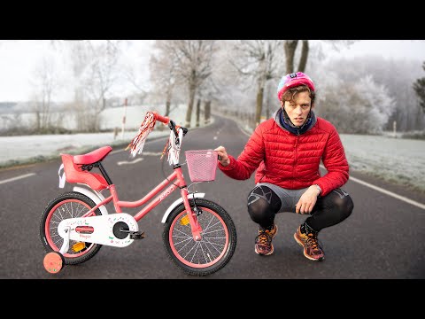 Auf einem Barbie-Kinderfahrrad durch ein komplettes Land fahren lyteCache.php?origThumbUrl=https%3A%2F%2Fi.ytimg.com%2Fvi%2FNGqTzcQjD2c%2Fhqdefault 