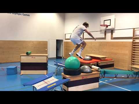 Verrückter Hindernis-Parkour durch die Sporthalle lyteCache.php?origThumbUrl=https%3A%2F%2Fi.ytimg.com%2Fvi%2FPs-vUsNRXII%2Fhqdefault 