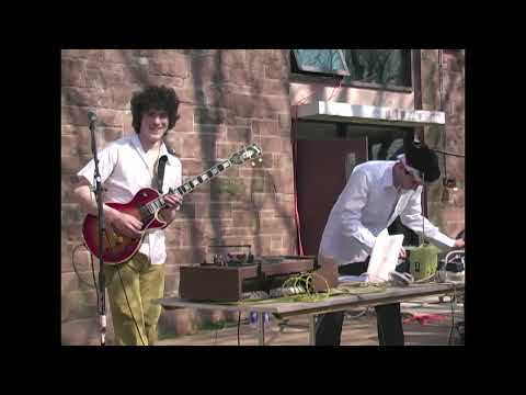 Früher Live-Auftritt: MGMT spielt "Kids" im Jahr 2003 lyteCache.php?origThumbUrl=https%3A%2F%2Fi.ytimg.com%2Fvi%2FU3InTIqCMYo%2F0 