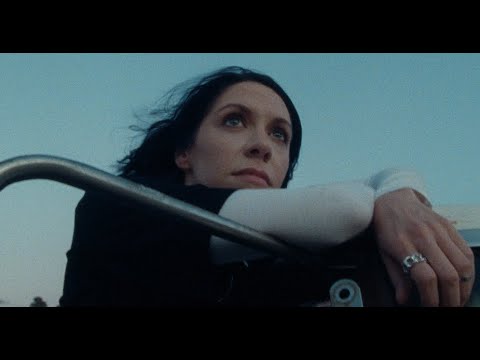 Musikvideo: K.Flay - "Nothing Can Kill Us" lyteCache.php?origThumbUrl=https%3A%2F%2Fi.ytimg.com%2Fvi%2FVfwLRn4fKdM%2Fhqdefault 