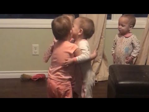Einfach nur vier Babies, die nicht aufhören können, sich zu umarmen lyteCache.php?origThumbUrl=https%3A%2F%2Fi.ytimg.com%2Fvi%2FYMmzc_WhUmQ%2Fhqdefault 