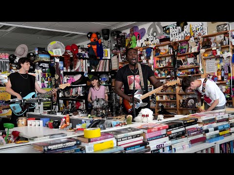 Bloc Party spielt Tiny Desk Concert lyteCache.php?origThumbUrl=https%3A%2F%2Fi.ytimg.com%2Fvi%2F_p8T7JT8LK0%2Fhqdefault 