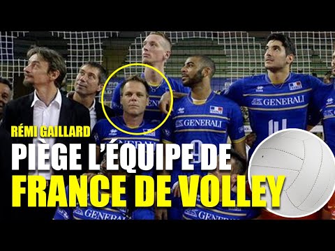 Remi Gaillard mogelt sich (mal wieder) aufs Volleyball-Mannschaftsfoto lyteCache.php?origThumbUrl=https%3A%2F%2Fi.ytimg.com%2Fvi%2FbxIey9d2I0o%2Fhqdefault 
