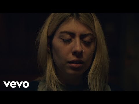 Musikvideo-Premiere: Charly Bliss - Chatroom lyteCache.php?origThumbUrl=https%3A%2F%2Fi.ytimg.com%2Fvi%2FdXrJwXRyitg%2Fhqdefault 