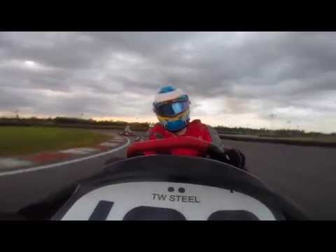 Alonso rollt Kart-Rennen von Hinten auf lyteCache.php?origThumbUrl=https%3A%2F%2Fi.ytimg.com%2Fvi%2Fg7DRKG1zx2g%2Fhqdefault 