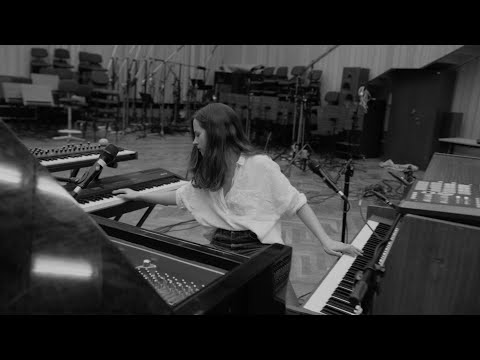 Klavierspiel & Loop Machines mit Hania Rani lyteCache.php?origThumbUrl=https%3A%2F%2Fi.ytimg.com%2Fvi%2FkFRdoYfZYUY%2Fhqdefault 