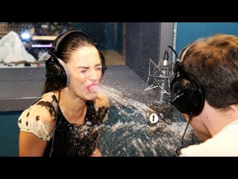 Gerard Butler prustet vor Lachen sein Wasser aus lyteCache.php?origThumbUrl=https%3A%2F%2Fi.ytimg.com%2Fvi%2FoFZxFnwAuYs%2Fhqdefault 