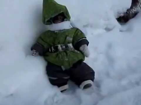 Äffchen in Kinderklamotten im Schnee lyteCache.php?origThumbUrl=https%3A%2F%2Fi.ytimg.com%2Fvi%2FrLLQLMIhP9E%2Fhqdefault 