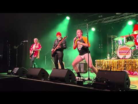 Nic Cage Against The Machine: Coverband mit Schauspieler-Imitator lyteCache.php?origThumbUrl=https%3A%2F%2Fi.ytimg.com%2Fvi%2FtFOsqXaSNVc%2Fhqdefault 