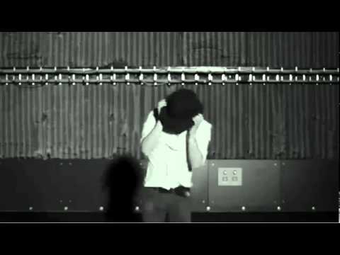 Thom Yorke tanzt zu allem Scheiß lyteCache.php?origThumbUrl=https%3A%2F%2Fi.ytimg.com%2Fvi%2FvnjOUKXqm9Q%2Fhqdefault 