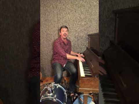 Ein-Mann-Band Damien Robitaille mach coole Cover von 90er-Hits lyteCache.php?origThumbUrl=https%3A%2F%2Fi.ytimg.com%2Fvi%2FxRZ6RxZQ1sI%2F0 