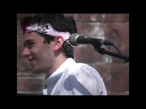 Früher Live-Auftritt: MGMT spielt "Kids" im Jahr 2003 lyteCache.php?origThumbUrl=https%3A%2F%2Fi.ytimg.com%2Fvi%2FzDgknnsguZQ%2F0 