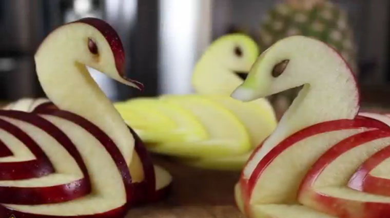 Hast du schon mal aus einem Apfel einen essbaren Schwan gebastelt? apfelschwan 
