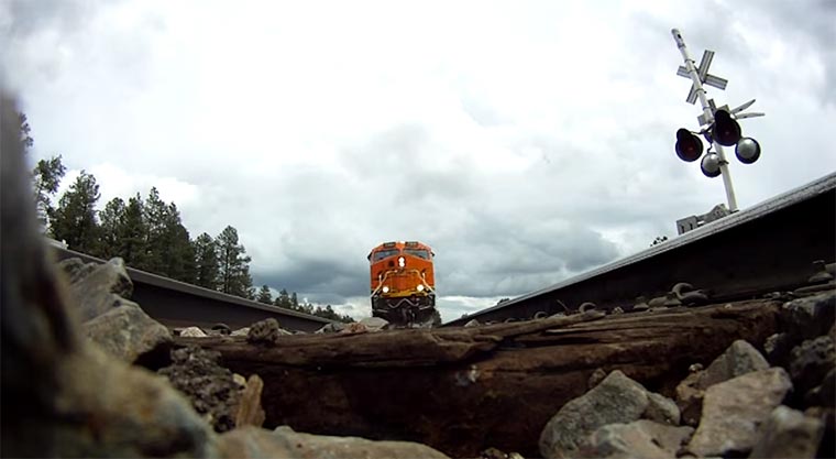 Zug fährt über GoPro