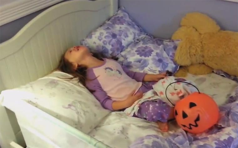 Kindern erzählen, alle Halloween-Süßigkeiten seien weg