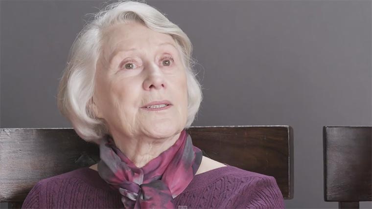 Omas rauchen zum ersten Mal Gras