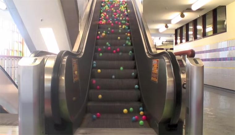 Rolltreppen-Bällebad balls_on_escalator 