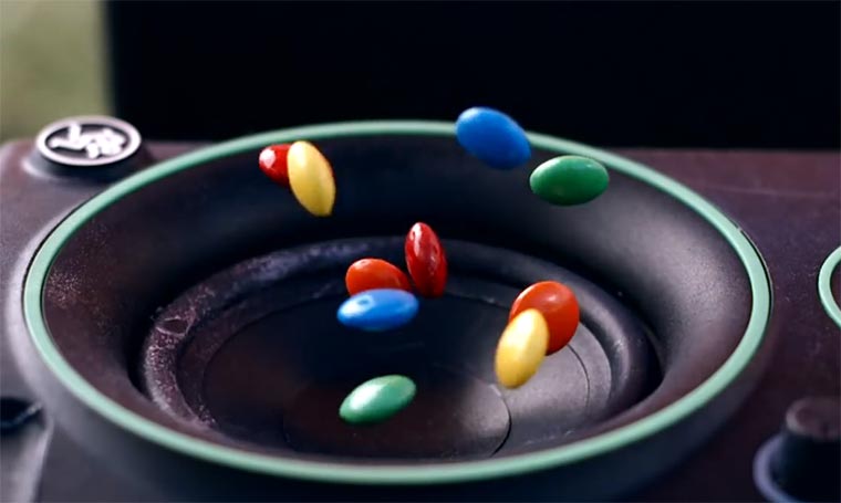 Bass lässt Alltagsgegenstände tanzen everyday_objects_dance_on_sound 