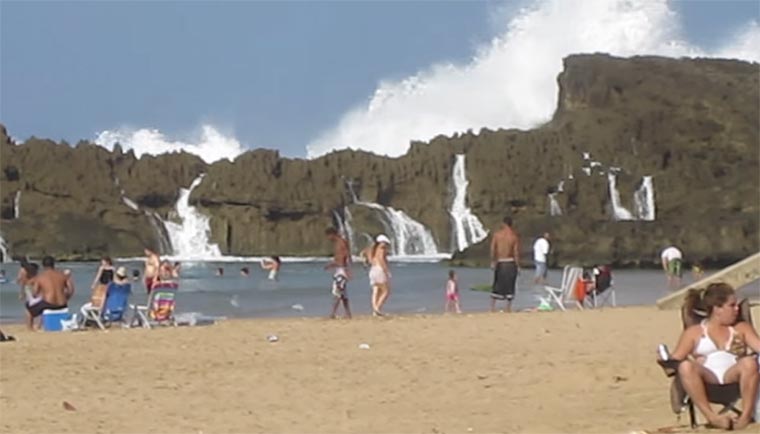 Strand mit natürlichem Fels-Wellenschutz