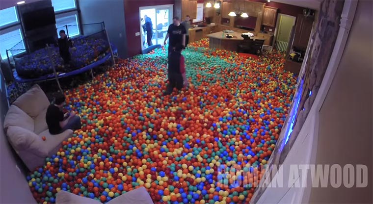 Das eigene Haus als Bällebad Plastic-Ball-Prank 