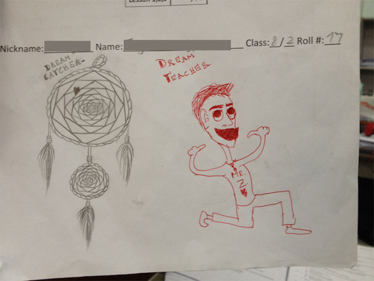 Lehrer malt Zeichnungen zuende