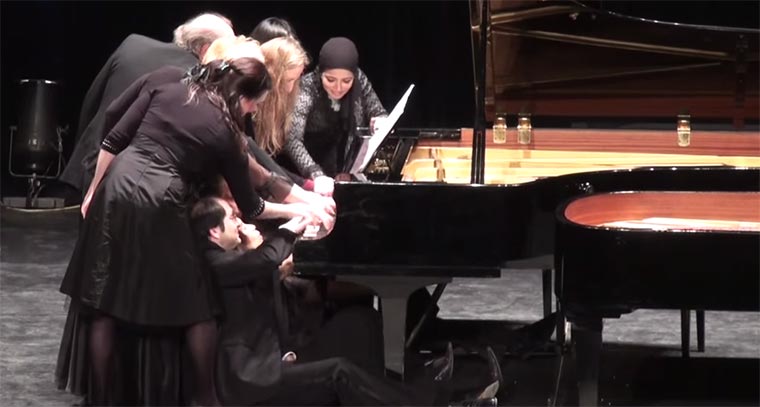 12 Pianisten an einem Klavier 12-pianists