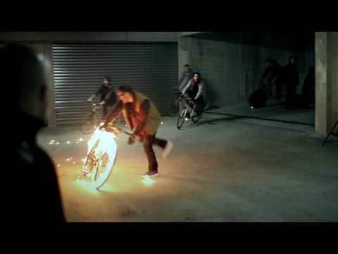 Mit brennenden Fahrradreifen durchs Parkhaus