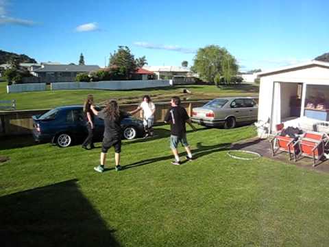 BREAKING NEWS: Vier ausgewachsene Männer aus Neuseeland springen durch einen HullaHoop-Reifen