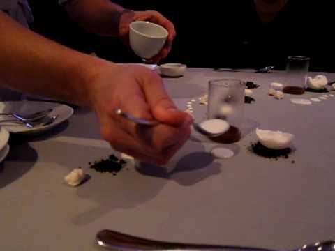 Crazy Dessertzubereitung am auf dem Tisch