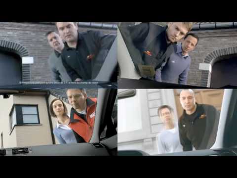 Repariert und tauscht Werbefiguren aus