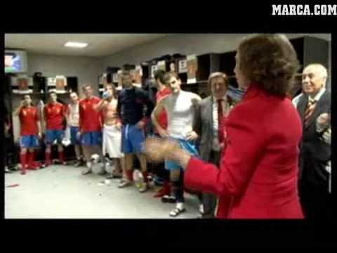 Königin Sofia in der Umkleide der spanischen Nationalmannschaft