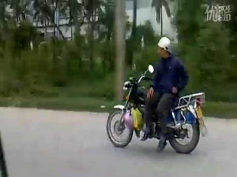 Seitwärtssitzig Motorrad fahren