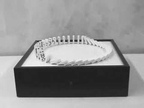 Die sich selbst aufbauende Domino-Maschine