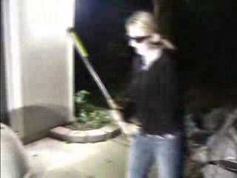 NEEEEEEIIIIIIIINNNN!!! Irre Frauen zerschlagen einen limitierten Sammel-StormTrooper!!