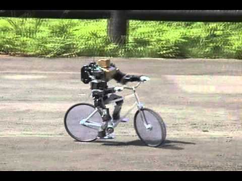Kleiner Roboter fährt auf noch kleinerem Fahrrad
