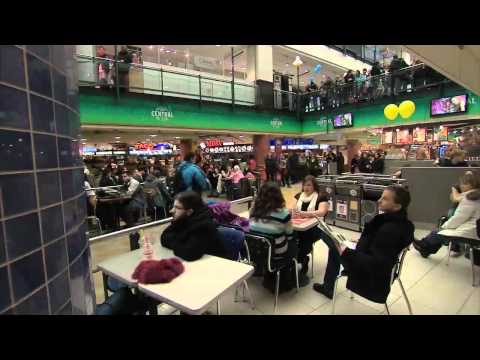 Die am Boden liegende Flasche