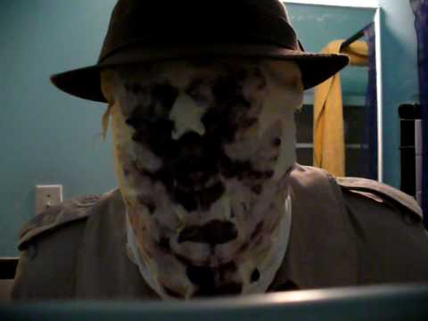 Typ bastelt funktionierende Rorschach-Maske