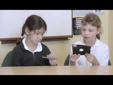 Kinder raten, was Disketten und Wählscheiben sind