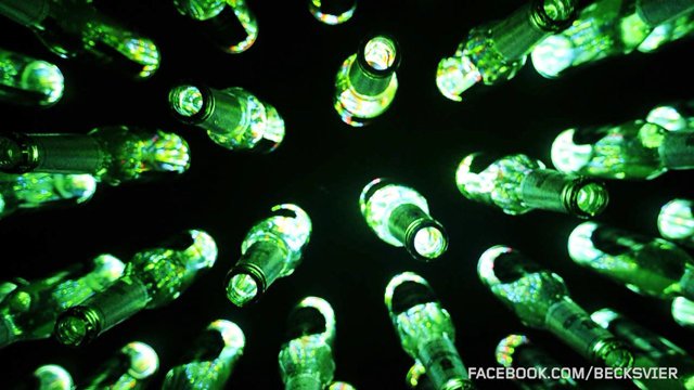 LED-Bierflaschentanz zu Zapfhahn-DJ-Set