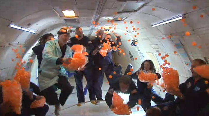 2.000 Tischtennisbälle in der Schwerelosigkeit